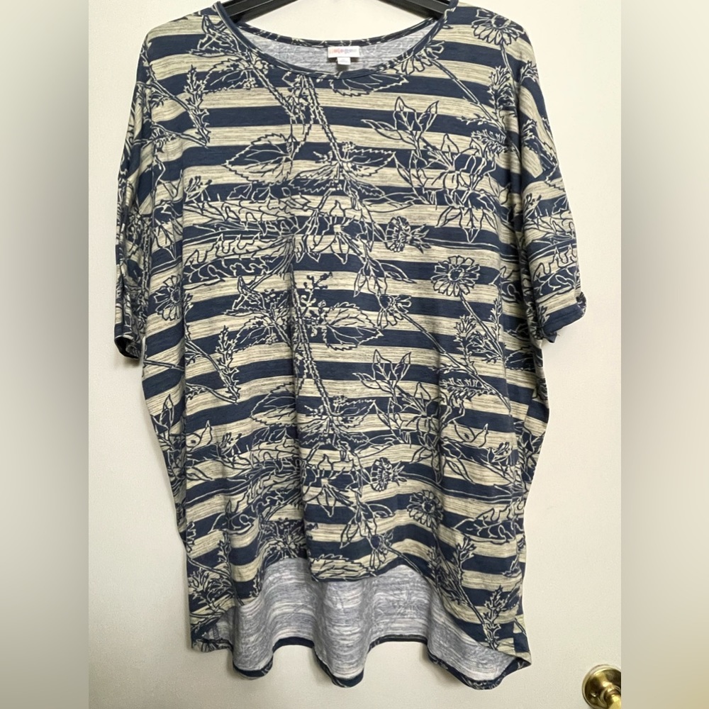 ‼️🎉Reasonable Offers Accepted🎉‼️ LuLaRoe Shirt
